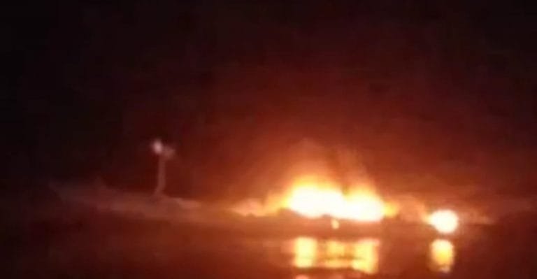 Kapal Nelayan Terbakar di Perairan Bola,  Satu Korban Terbakar Dilarikan ke Puskesmas Bola