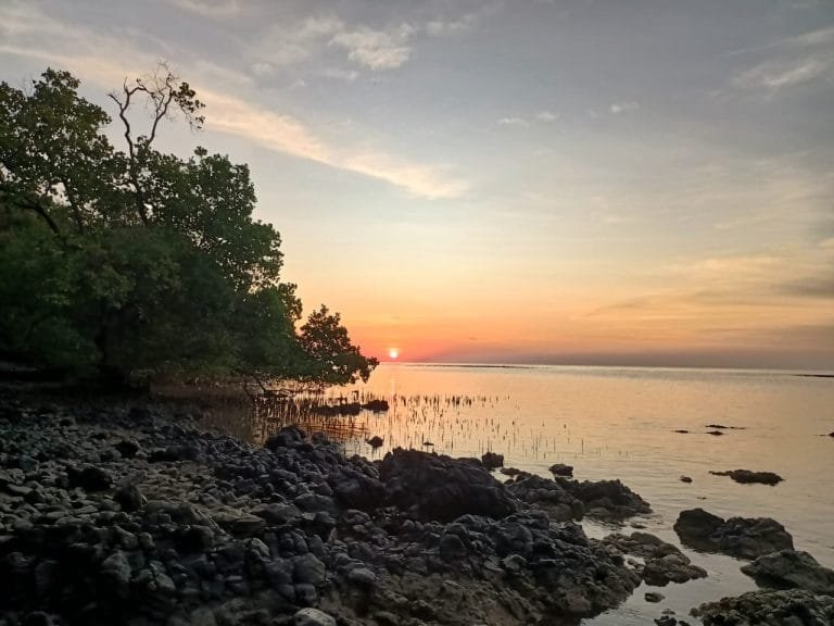 Menjemput Senja di Pantai Para Koe-Reok Barat