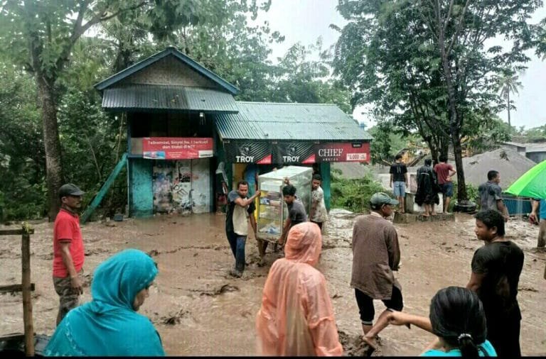 Banjir Susulan Menerpa Pemukinam Podenura, Barang Kios Digotong, Dua Mobil Sempat Terseret