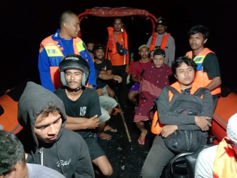Tim SAR Gabungan Berhasil Evakuasi 13 Penumpang KM Karmila di Perairan TN Komodo