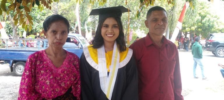 Kisah Petani Asal Gompor yang Sekolahkan Anak Jadi Sarjana di STIPAR Ende