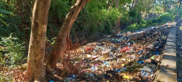 Tumpukan Sampah Berserakan di Kali Wairklau-Maumere