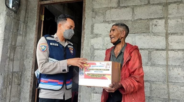 Bripda Klaudius Berbagi Sembako kepada Warga Kurang Mampu di Desa Ubedolumolo-Bajawa