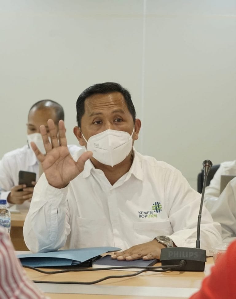 Tanggulangi Dampak PMK, KemenkopUKM Pertemukan Koperasi Peternak Susu dan Industri Pengolah Susu