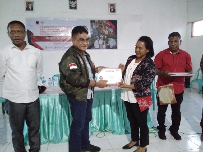 AHP Serah Beasiswa PIP Aspirasi kepada 1.673 Peserta Didik di Nagekeo