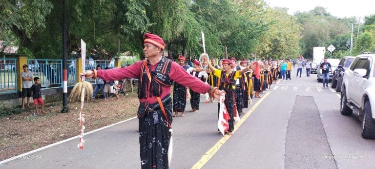 Tarian Ja’i Meriahkan Pembukaan Turnamen Bhayangkara Cup 1 Manggarai Timur