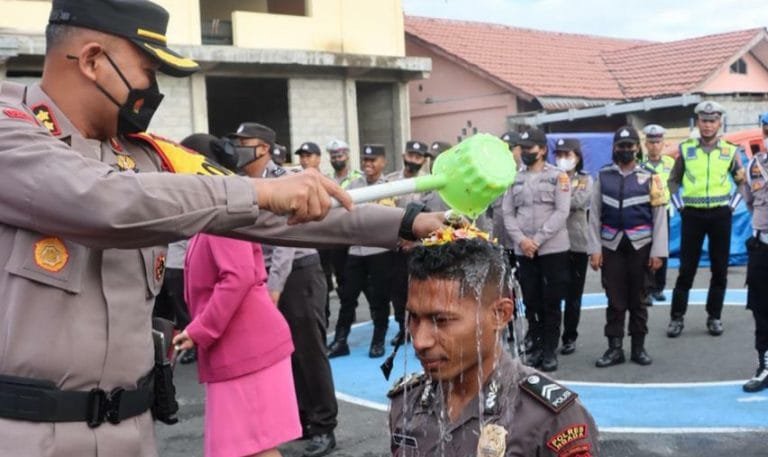 Ini Pesan Kapolres Ngada kepada 19 Anggota yang Naik Pangkat