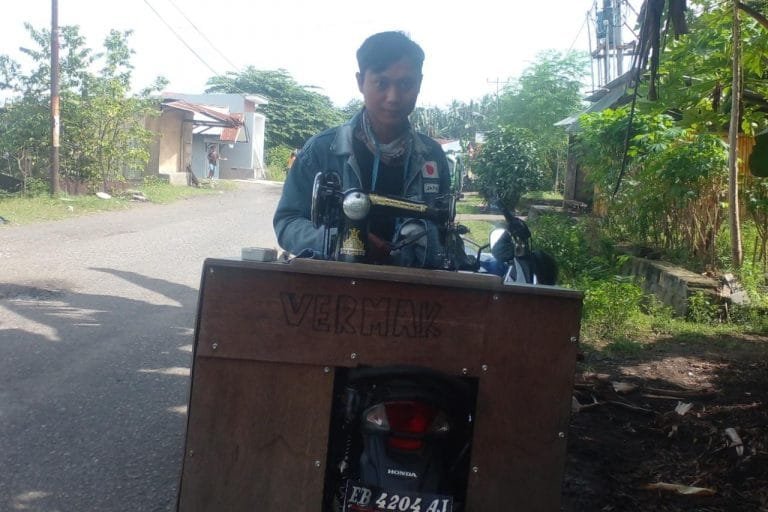 Inspirasi, Pria Ini Raup Omzet Rp 3 Juta per Bulan dari Jasa Permak Keliling