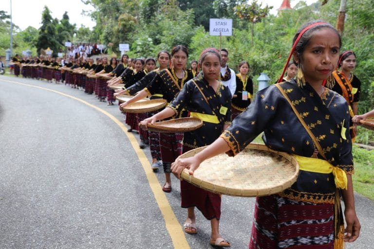 200 Orang Muda Ndora Gelar Semarak Parade Nyiru