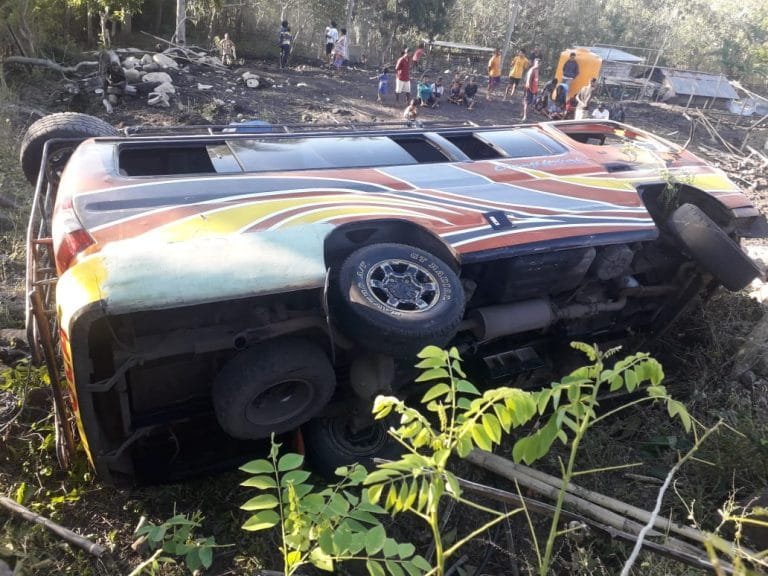 Ban Pecah, Minibus Ruteng-Ende Terbalik di Ndora