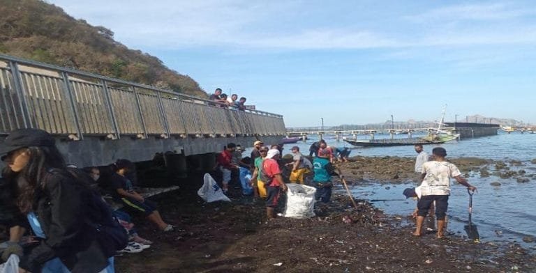 Mahasiswa KKN Unika Ruteng Pungut Sampah di Sekitar Water Front Labuan Bajo