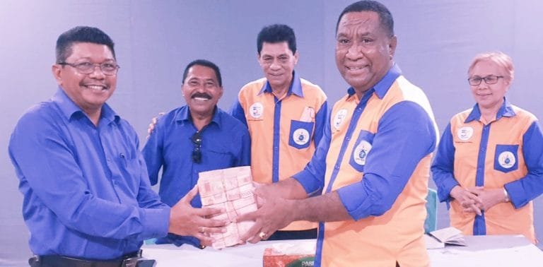Kopdit Obor Mas Serahkan Dana Solidaritas ke Puskopdit Swadaya Utama