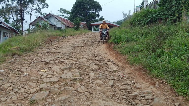 Jalan Simpang Tilir-Jong Manggarai Timur Rusak, Warga Minta DPRD dan Pemerintah Alokasikan Anggaran Perbaikan