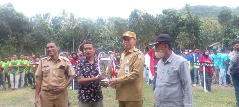 Bupati Djafar Buka Turnamen Sepak Bola Antar Desa di Nangapanda, Hadiah Puluhan Juta Rupiah