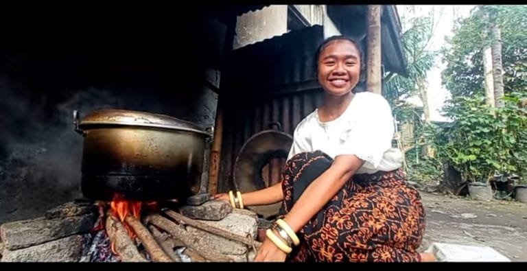 Di Balik Tradisi Memasak Pakai Tungku di Flores Timur