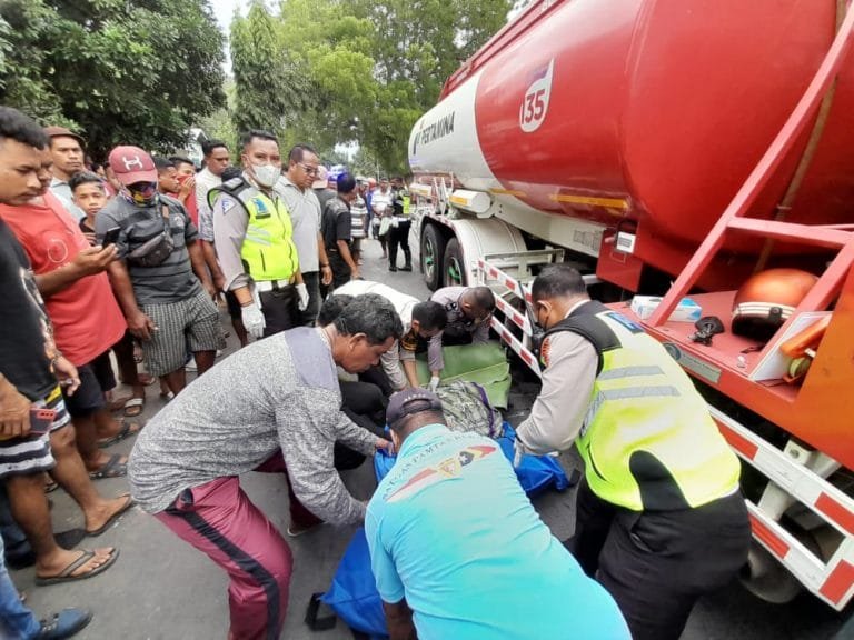 Hendak Menyalip, Pengendara Motor Terjatuh dan Terlindas Mobil Tangki Minyak di Ende