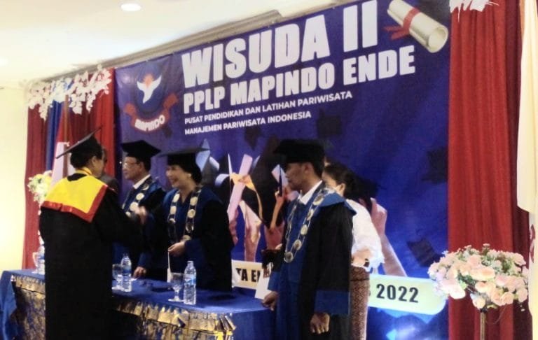 Perkuat SDM Bidang Pariwisata Flores, Mapindo Ende Lepas 25 Wisudawan