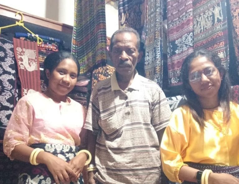 Kisah Tadeus Tara, Penjual Kain Tenun di Pasar Alok Maumere