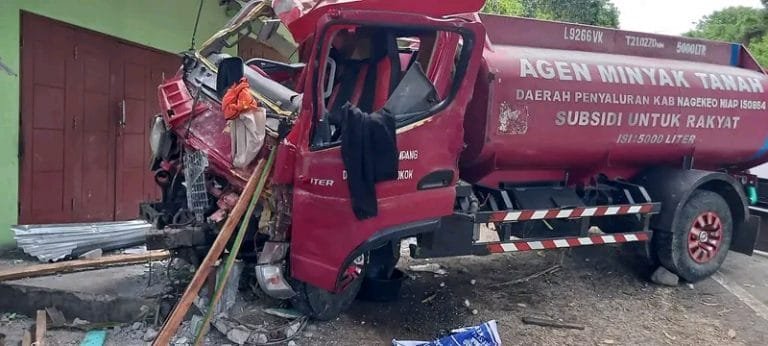 Pengaruh Alkohol, Mobil Tangki Tabrak Tiang Telkom, Kios hingga Bengkel di Nagekeo