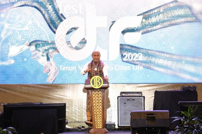 Gubernur Laiskodat Ajak Masyarakat Cintai Tenun NTT