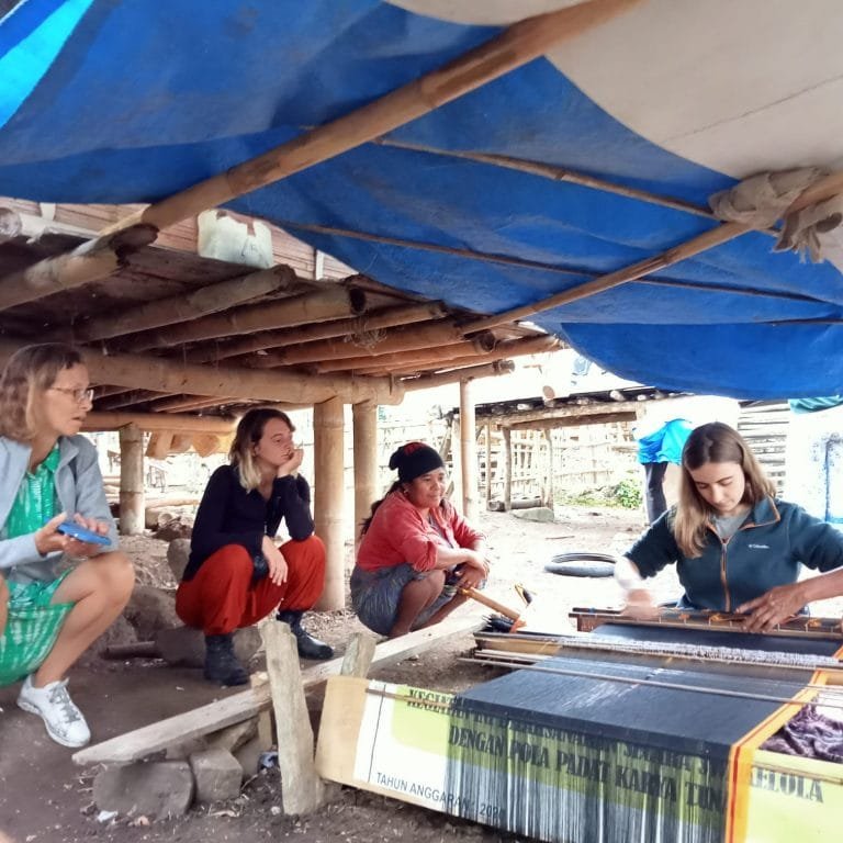 Bermalam di Ngegedhawe, Lima Wisatawan Perancis Belajar Menenun, Memasak hingga Belajar Bahasa
