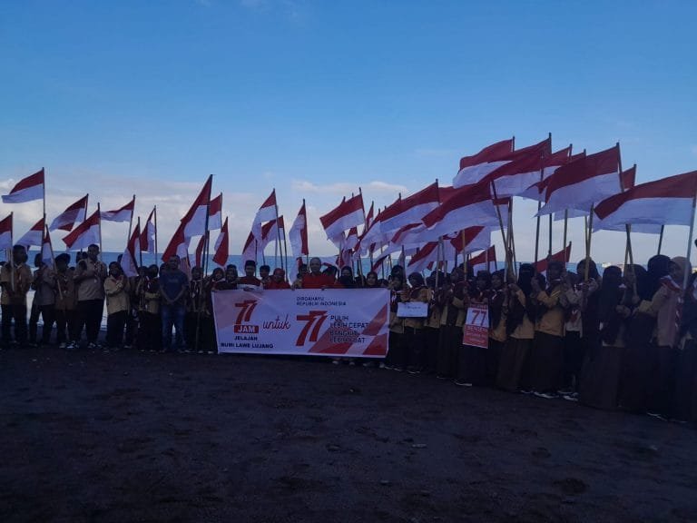 OSIS MAS Al Hidayah Kibarkan 77 Bendera Merah Putih di Pantai Dermaga Borong