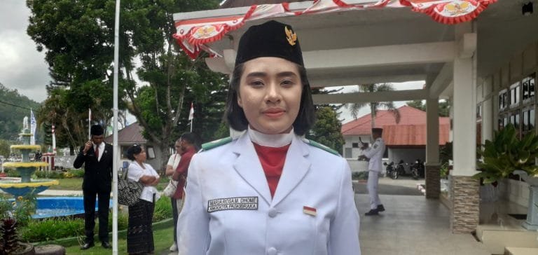 Kisah Maria, Siswi SMAN 1 Golewa Barat Jadi Pembawa Baki Bendera Merah Putih