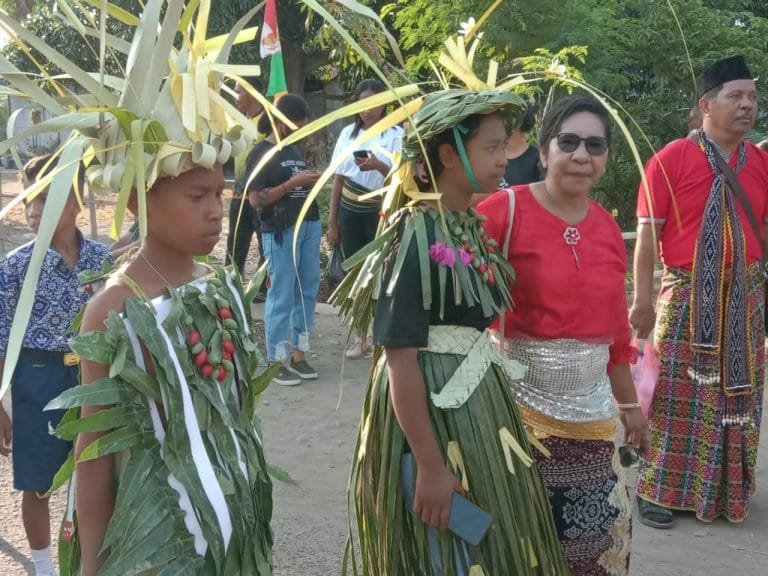 Pakai Kostum dari Dedaunan, Peserta Didik SMPN Kolisia Jadi Fokus Perhatian Karnaval
