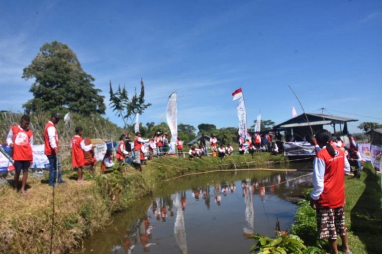 70 Petani di Ruteng Lomba Mancing Ikan Air Tawar