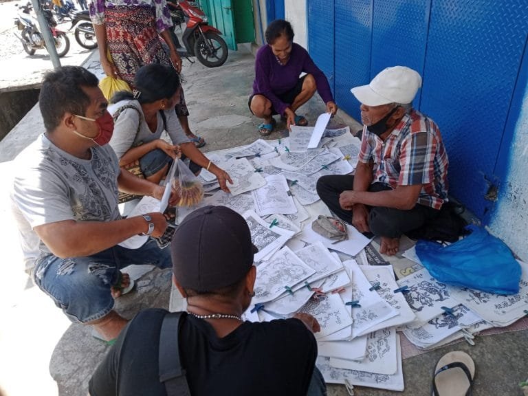 Kisah Martinus Jual Lembaran Motif Tenun Sikka Selama 43 Tahun