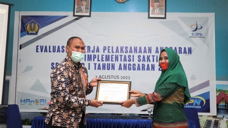 KPPN Larantuka Beri Penghargaan kepada Satker