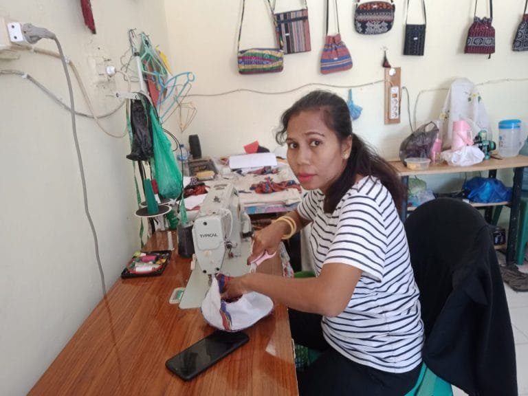Tamatan SD, Ini Kisah Pengrajin Suvenir Tikung Indah Maumere