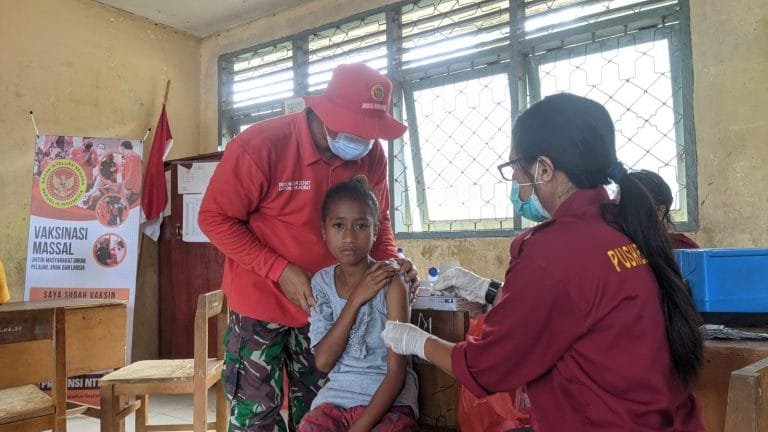 GMNI Sikka Gandeng BIN Gelar Vaksinasi Massal di Kecamatan Paga