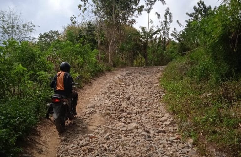 Tim Pintu Air Cabang Paga Menerjang Medan Ekstrem Demi Pelayanan