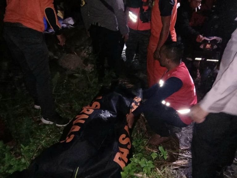 Tim SAR Evakuasi Jasad Remaja yang Tewas Tenggelam di Manggarai