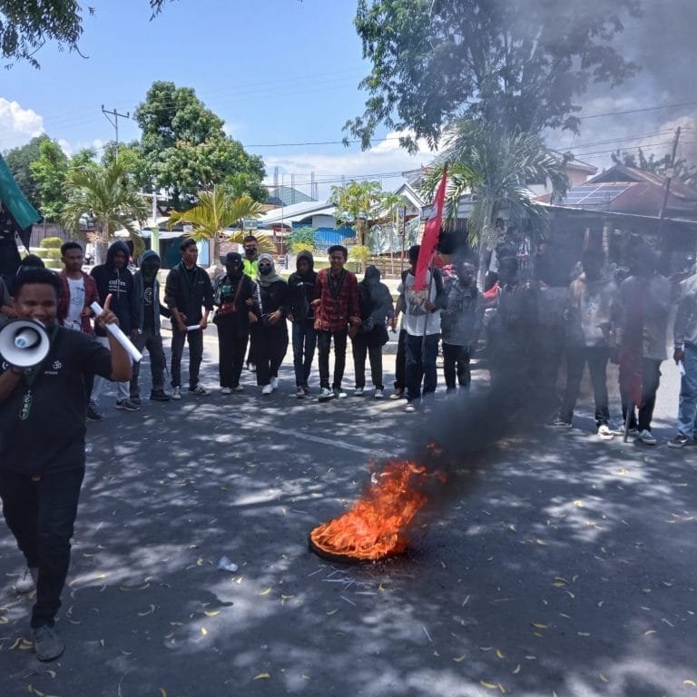 Tanggapi BBM Naik, Puluhan Mahasiswa Gelar Demonstrasi di Sikka