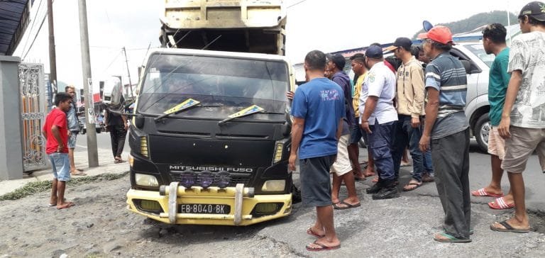 Sebuah Dump Truck Terperosok ke Lubang di Terminal Kota Bajawa