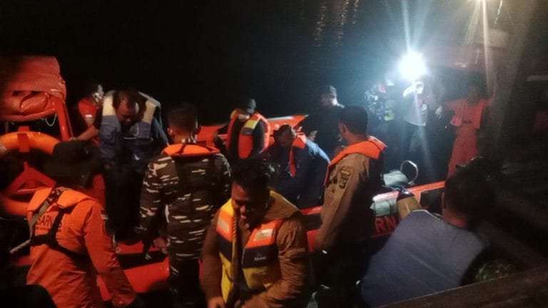 KLM Cakabah Kandas di Perairan TN Komodo, 13 Wisatawan Dievakuasi