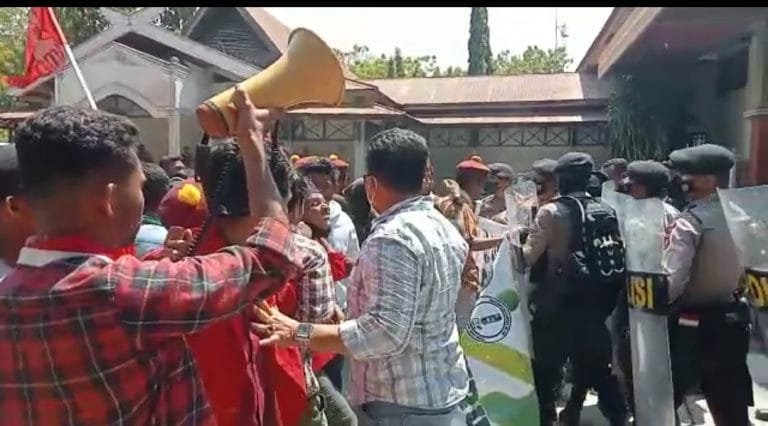 Mahasiswa Adu Mulut dengan Polisi dan Wakil Ketua DPRD Sikka