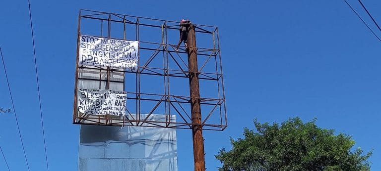 Warga Heboh, Seorang Pria di Maumere Panjat Tower Reklame Setinggi 15 Meter