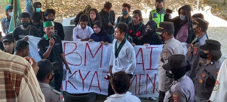 HMI Cabang Sikka Gelar Aksi Demo Tolak Kenaikkan BBM