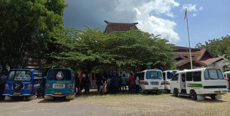 Demo Sopir Angkot di Sikka, Tuntut Kenaikan Tarif Angkutan