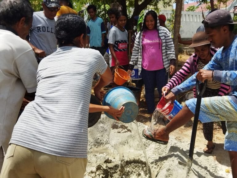 28 Tahun Jalan di Atas Karang, Warga Kota Kupang Swadaya Bangun Rabat Beton