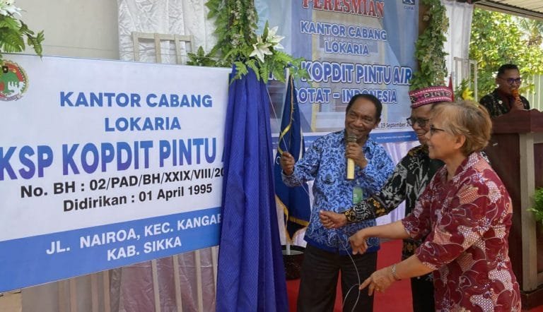 Wabup Sikka Resmikan Kantor KSP Kopdit Pintu Air Cabang Lokaria