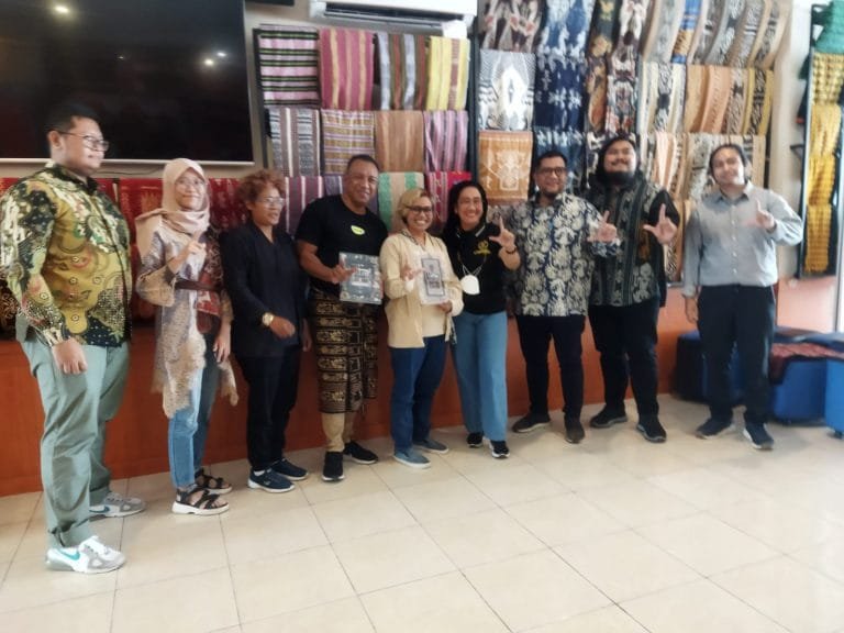 Dorong Digitalisasi UMKM di NTT, Dekranasda dan LPPM ITB Gelar Pameran Virtual