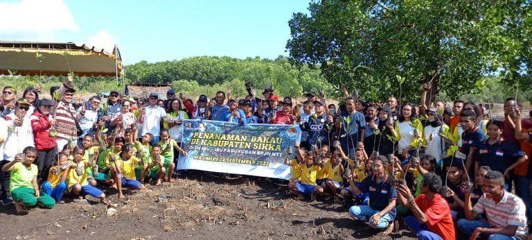 Paguyuban BPJN NTT Kementerian PUPR Tanam Bakau di Kampung Garam-Sikka