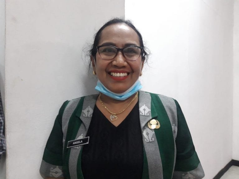 Kadis Angela Imbau Masyarakat Kota Kupang Lakukan Perekaman E-KTP di Kantor Dukcapil