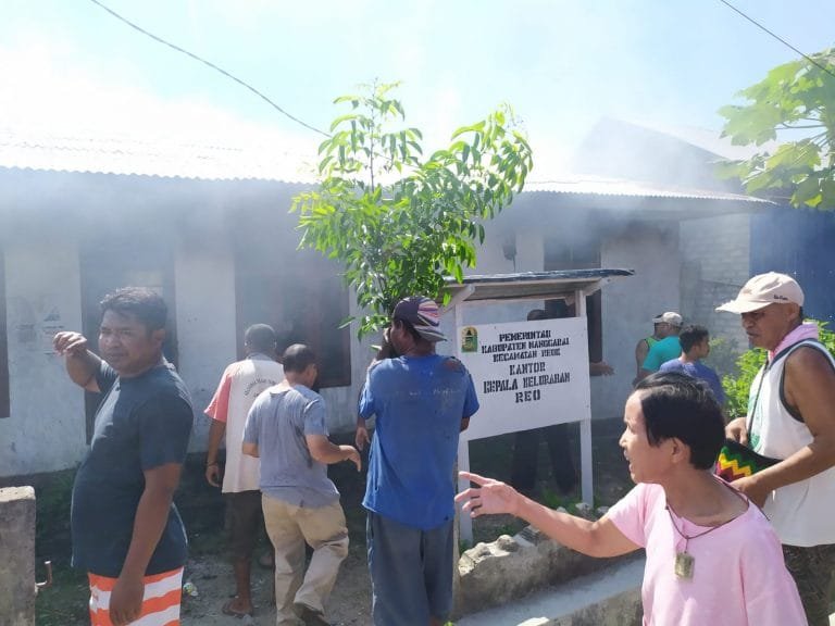 Kantor Kelurahan Reo Dilahap Api