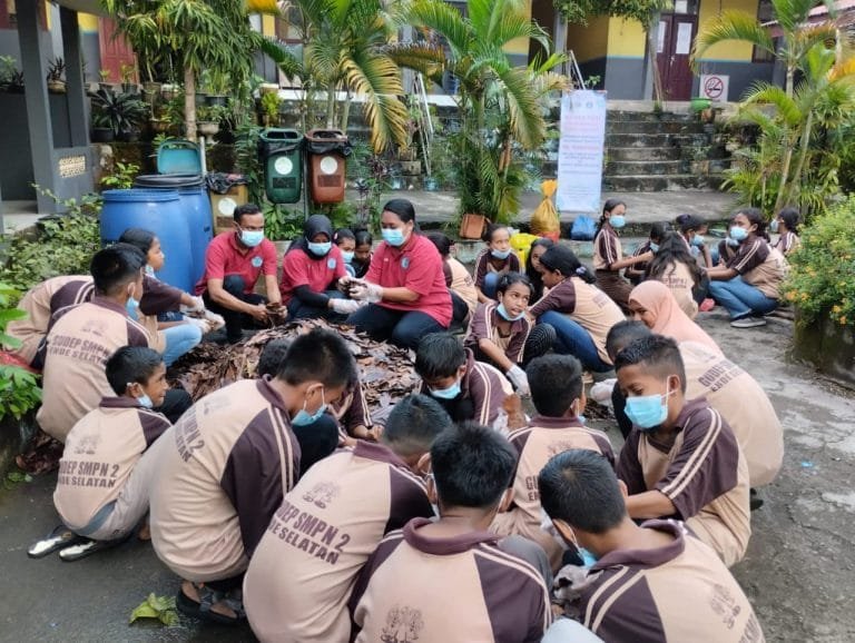 Belajar Daur Sampah Organik, PKM Uniflor Beri Edukasi bagi Siswa SMPN Ende Selatan