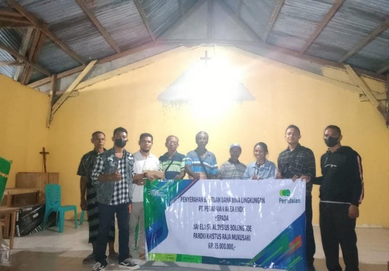 PT Pegadaian Area Ende Serahkan Bantuan Perbaikan Kapela Bolenggo, Mukusaki